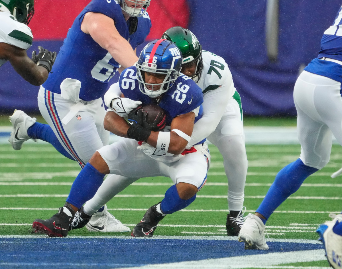 Quinton Jefferson tackles Saquon Barkley